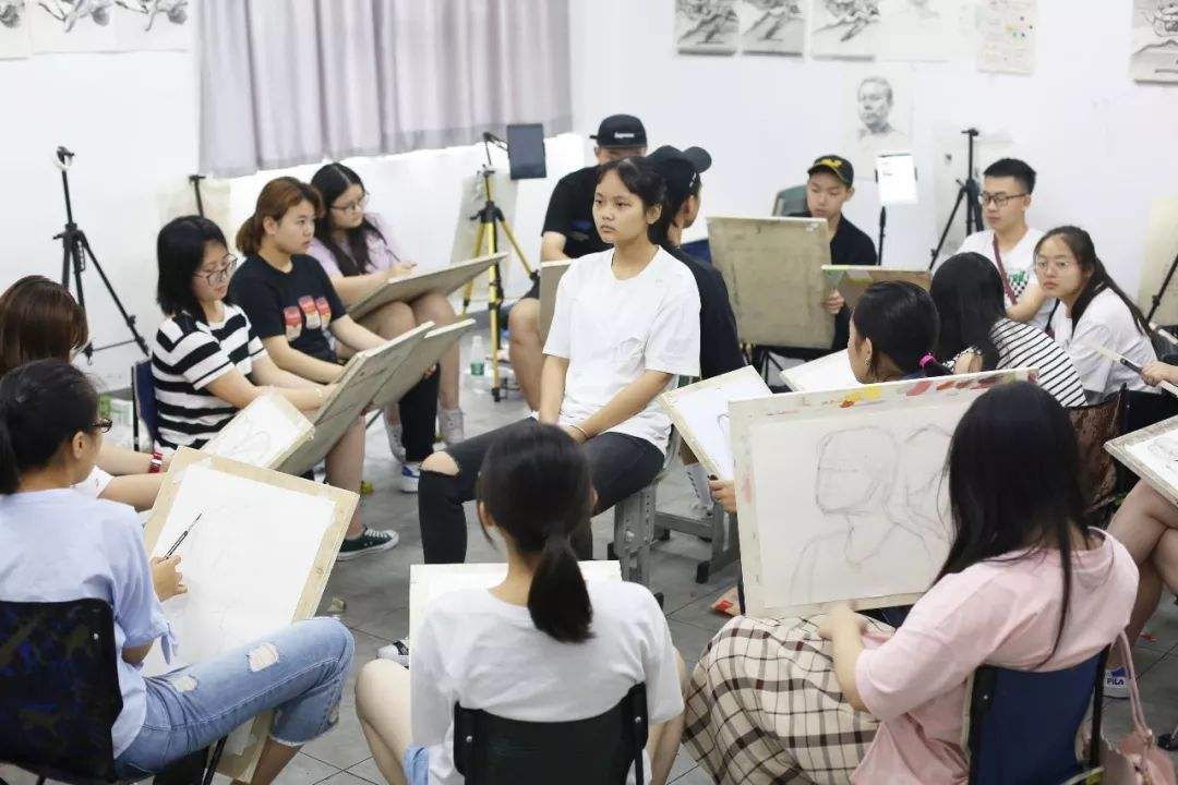 重慶美術(shù)培訓畫室?guī)憧纯疵佬g(shù)生的集訓生活？你真以為集訓很苦？