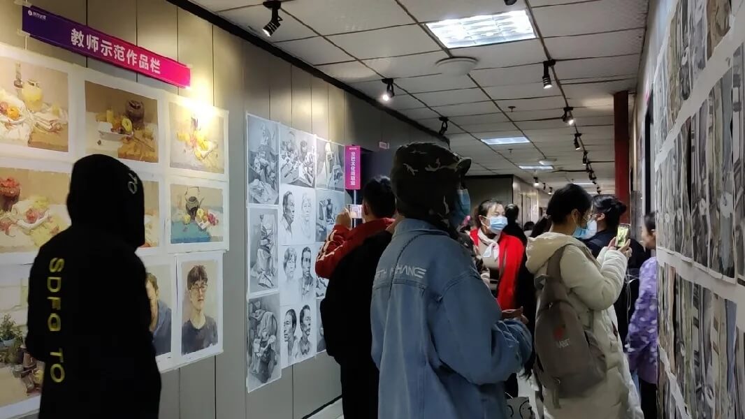 熱烈歡迎四川省藝術生前來龍行藝術考察參觀！