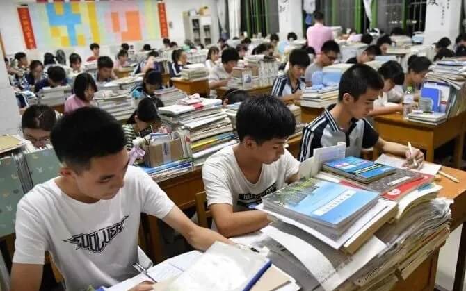 重慶美術集訓畫室：聽說藝考生總是被藝考和文化課混合雙打？