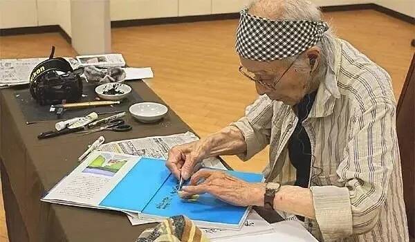 日本近100歲的老人仍在畫畫，重慶美術培訓畫室美術生你有什么理由不努力！