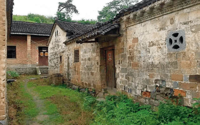 重慶美術(shù)培訓(xùn)畫(huà)室：【風(fēng)景速寫(xiě)】如何根據(jù)實(shí)際場(chǎng)景來(lái)決定繪畫(huà)風(fēng)格？
